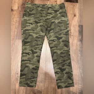 New York and company stretch Camo Cropped Straight-Leg - Olive Green size 12